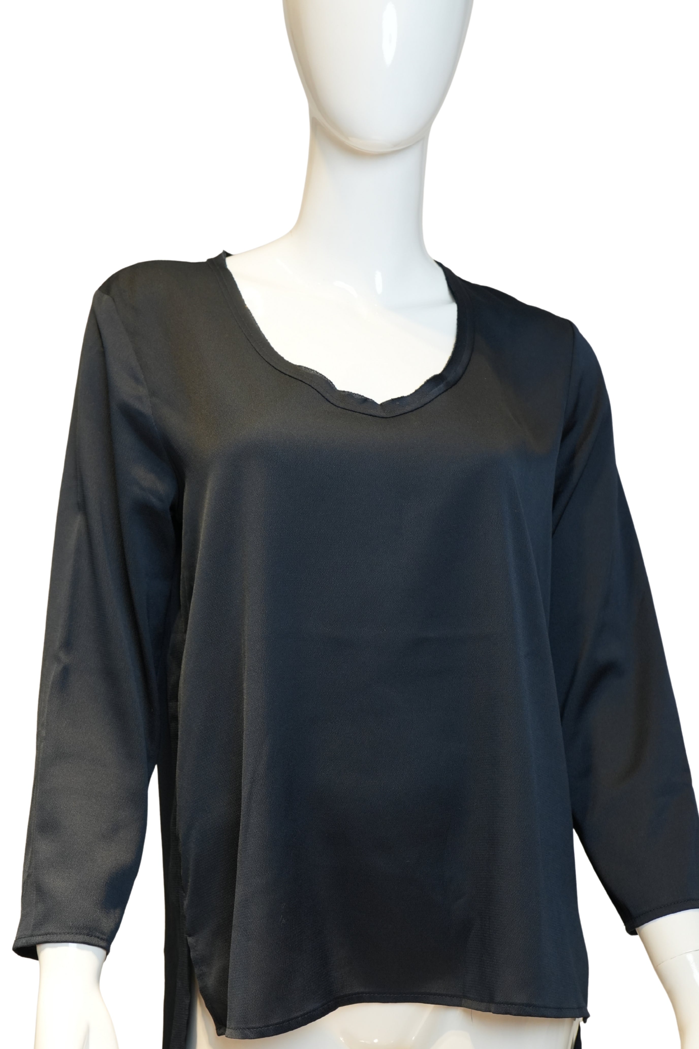 Blusa Noir Eclipse (segunda mano · excelente estado)