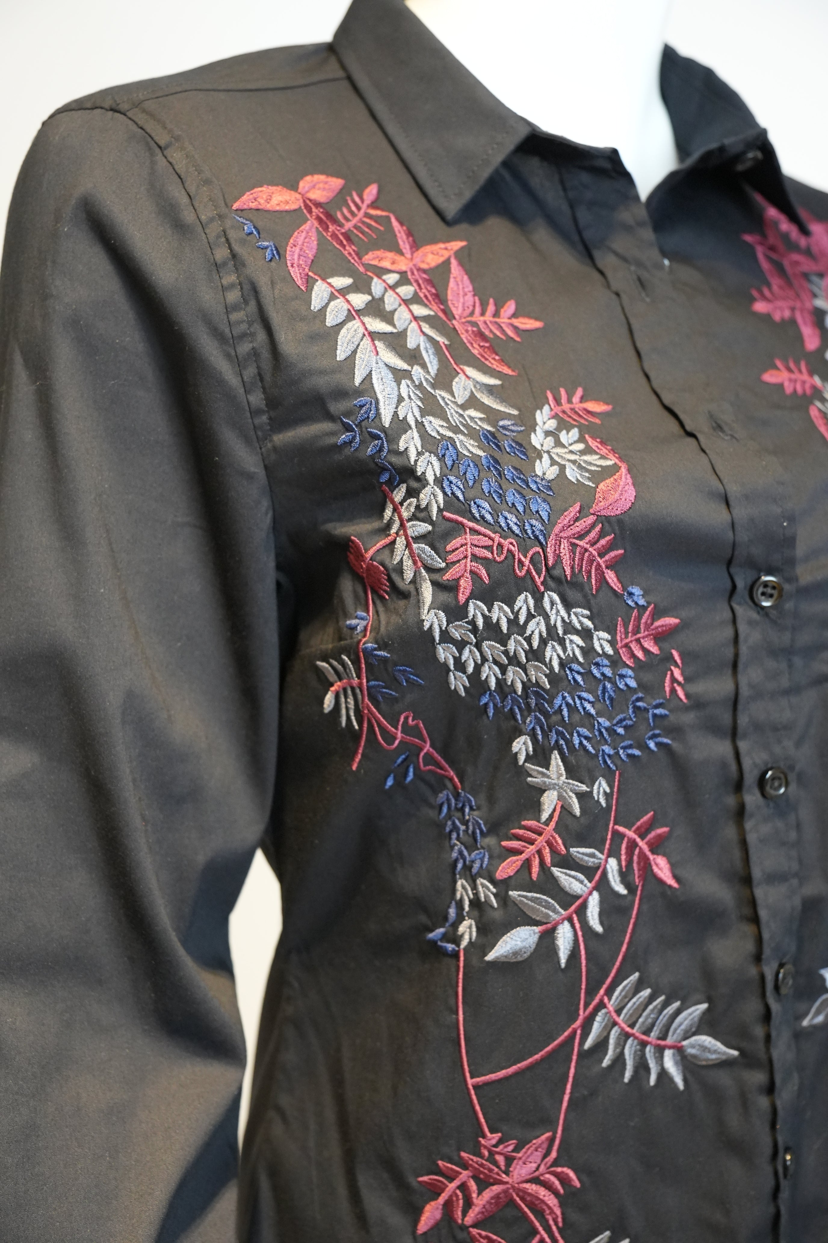 Camisa Negra Bordada “Jardín Nocturno” (segunda mano · excelente estado)