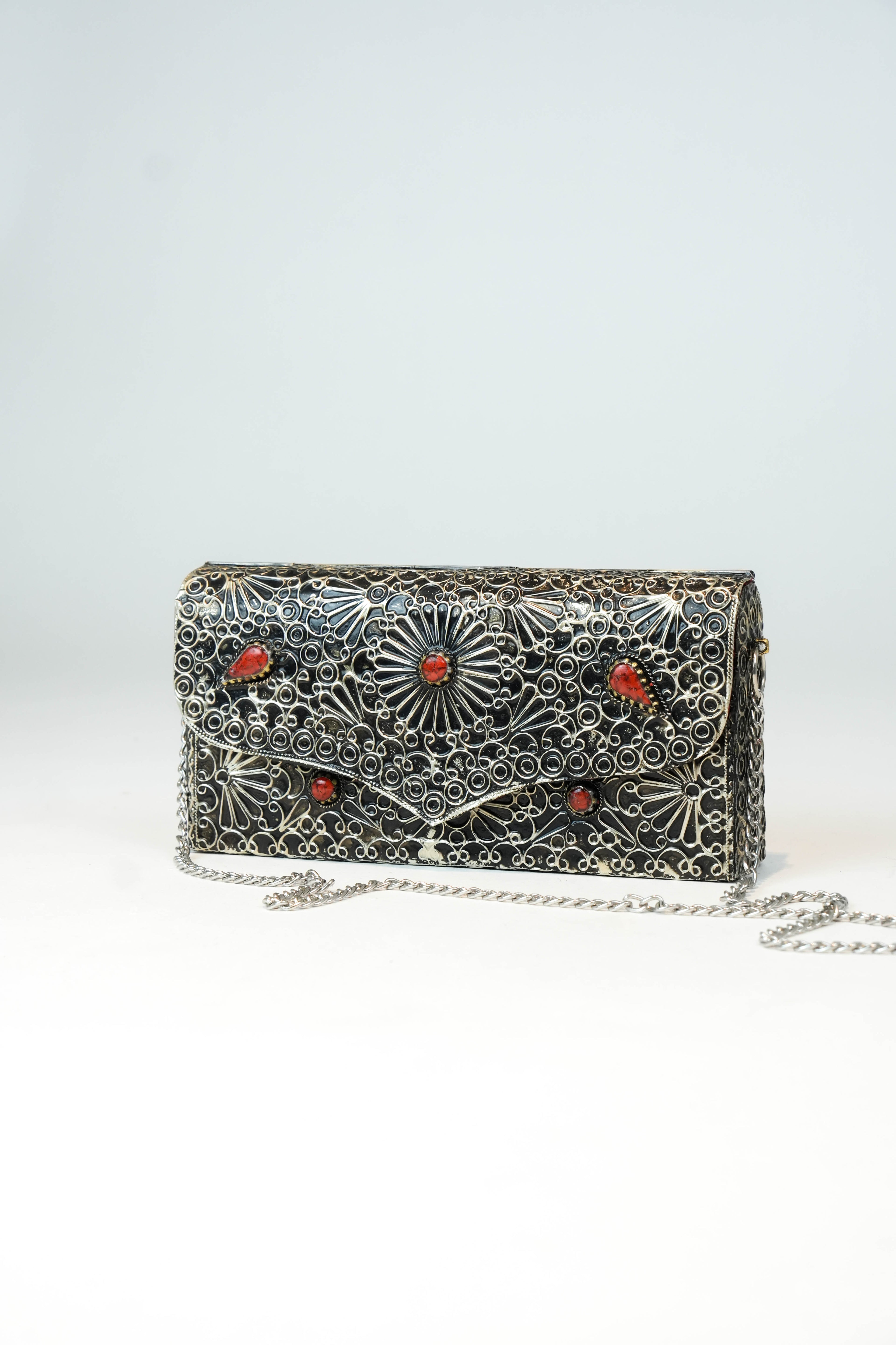 Clutch Marroquí Filigrana Roja — Latón