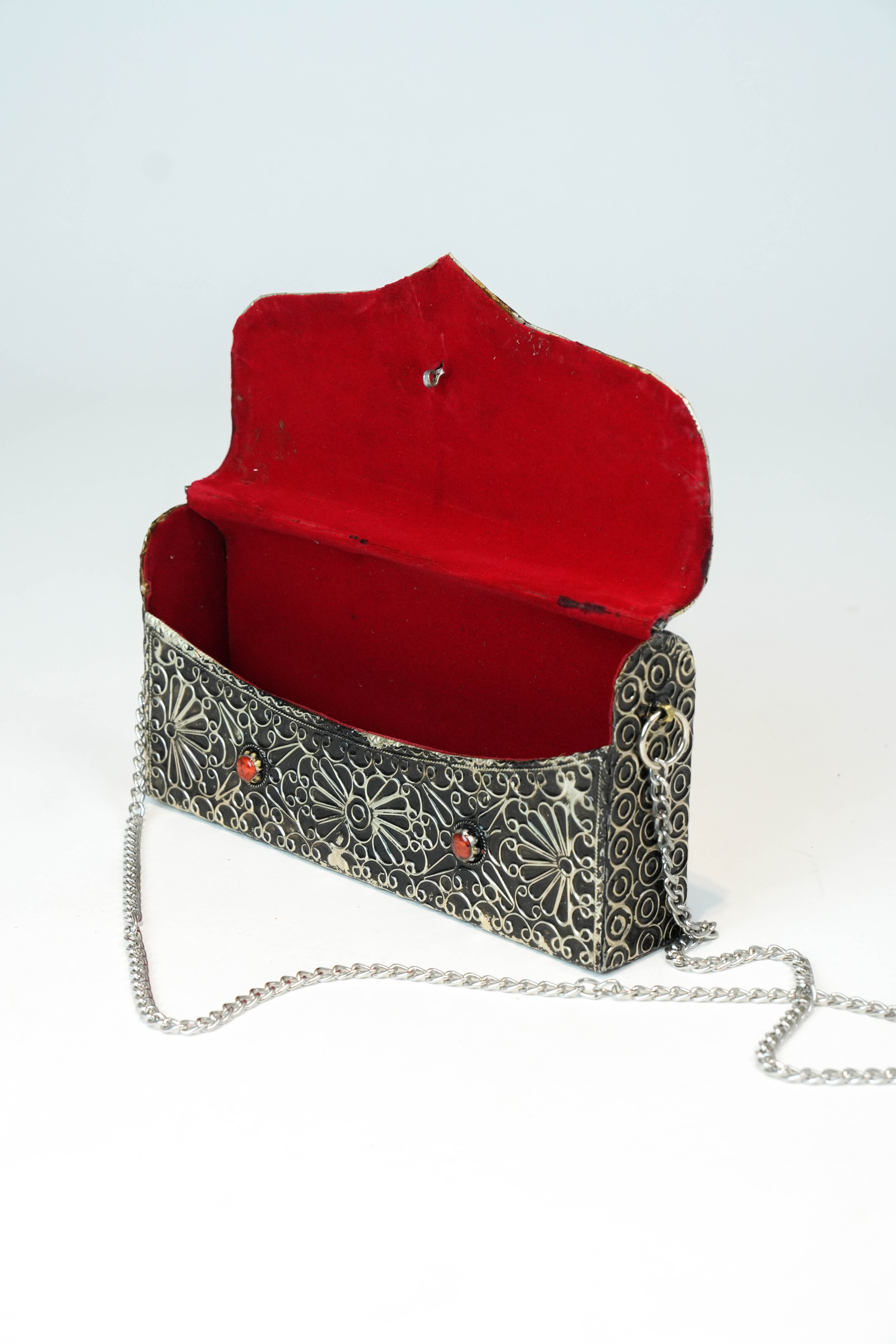 Clutch Marroquí Filigrana Roja — Latón