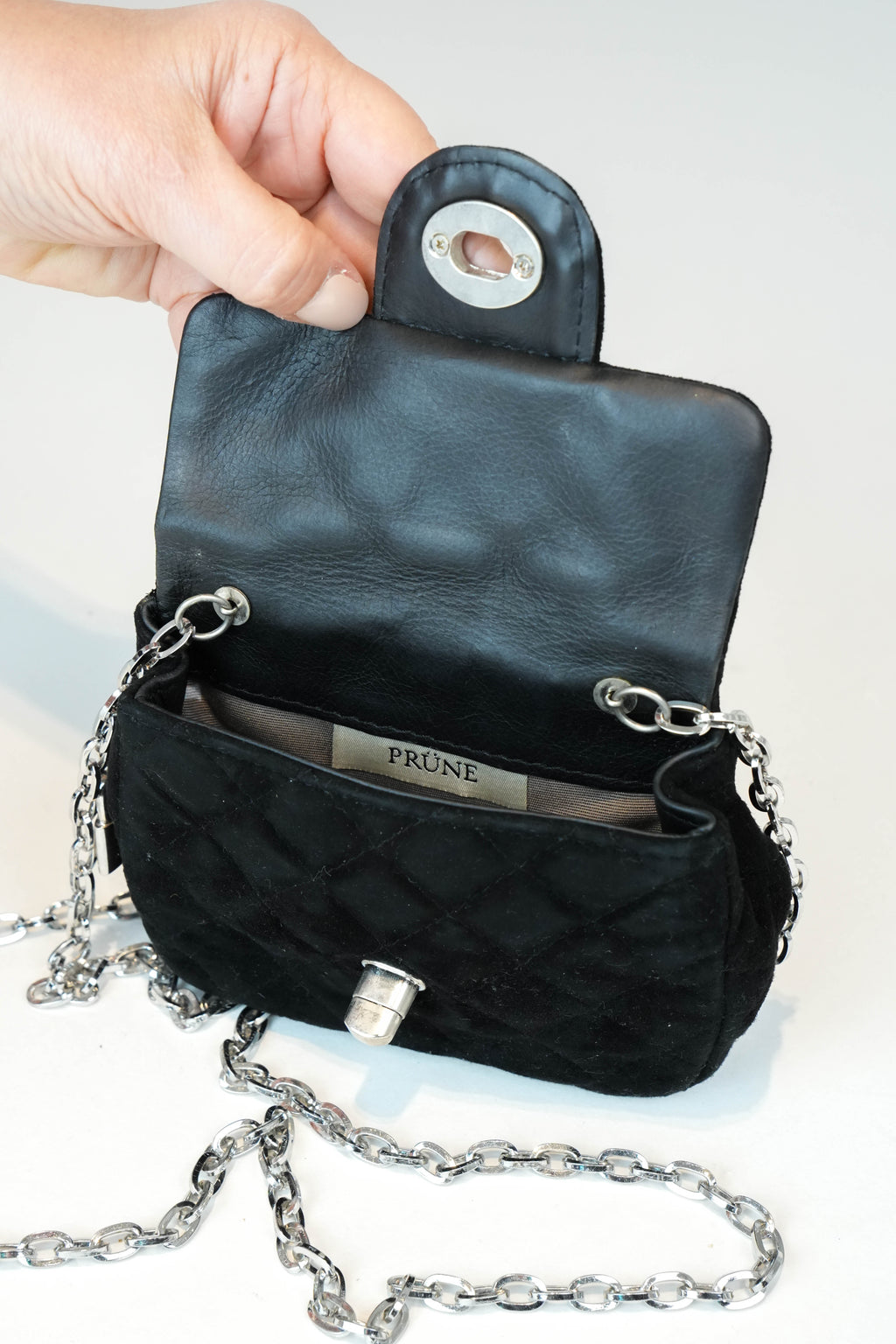 Clutch Prüne Mini Matelassé – Gamuza Negra